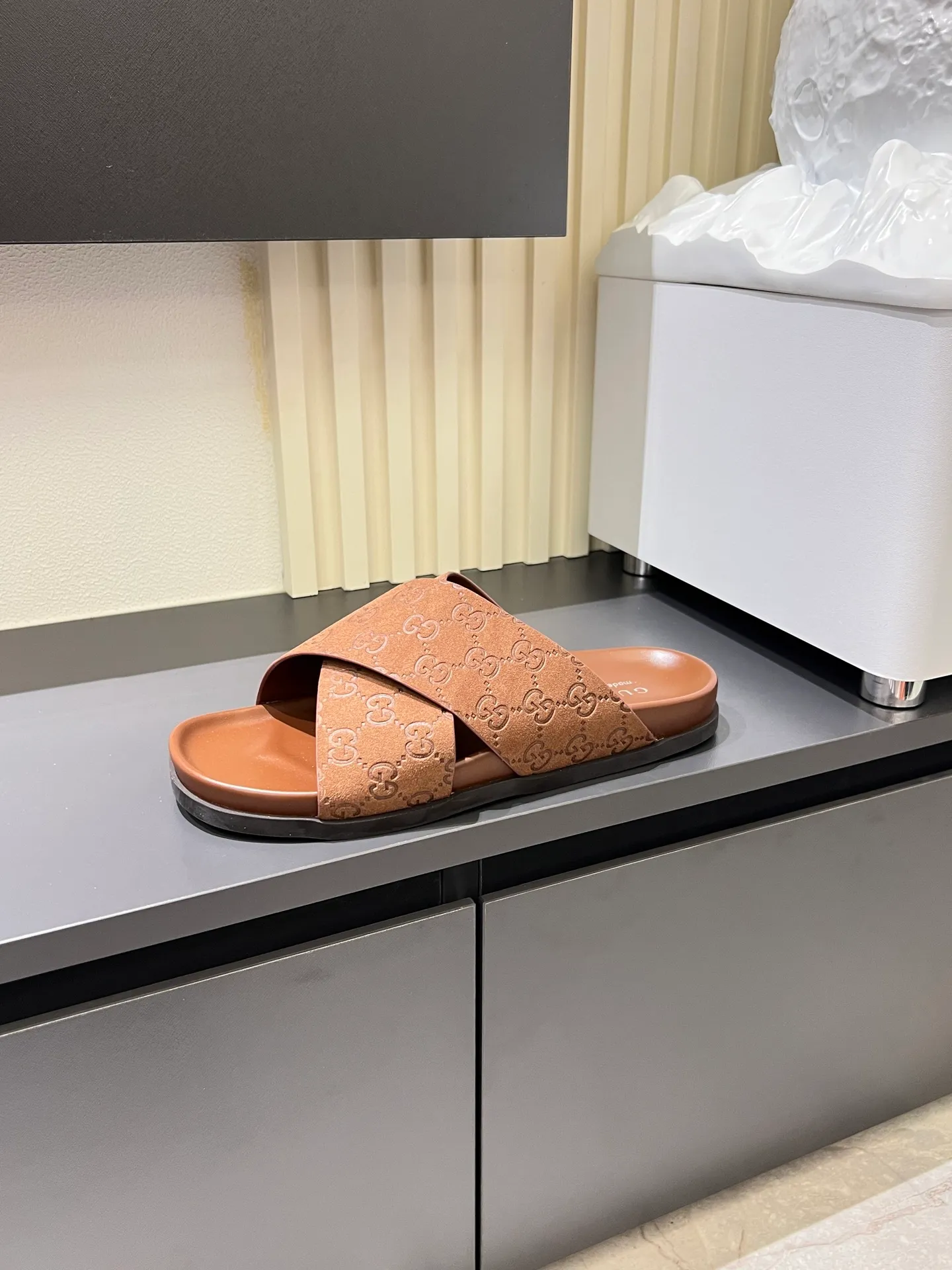 Men's Men's Shoes 💰p320 "GUCC＊" These slippers are made of GG polyester and feature a Gucci label on the front, adding a bold logo feel to the style. "Gucci Made in Italy" stamped label Rubber sole. Size 38-44